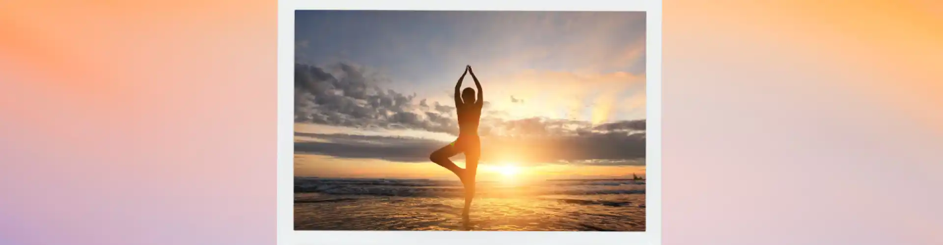 Séquence de yoga au lever du soleil